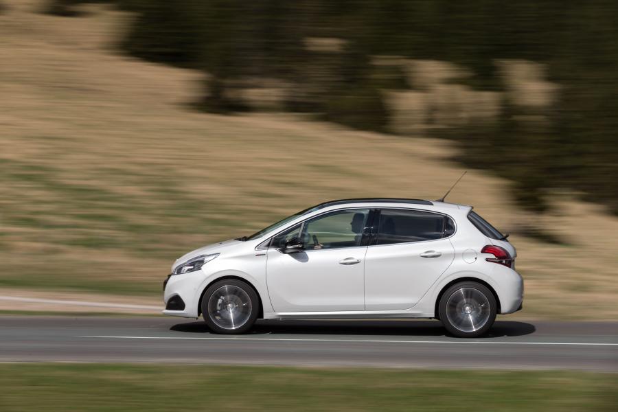  Peugeot 208 GT Line 5-Door 2015 года  (фото 15 из 20)